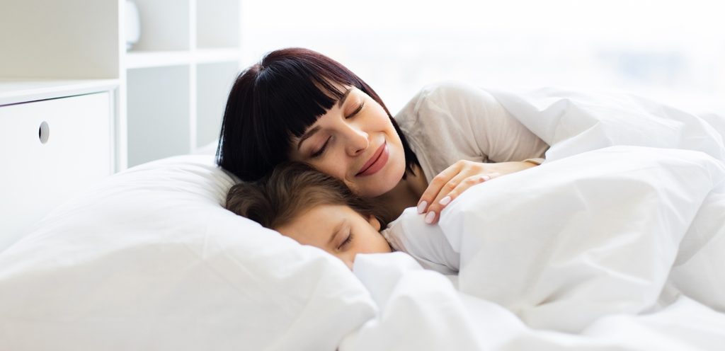 طفلة نائمة ووالدتها بجانبها