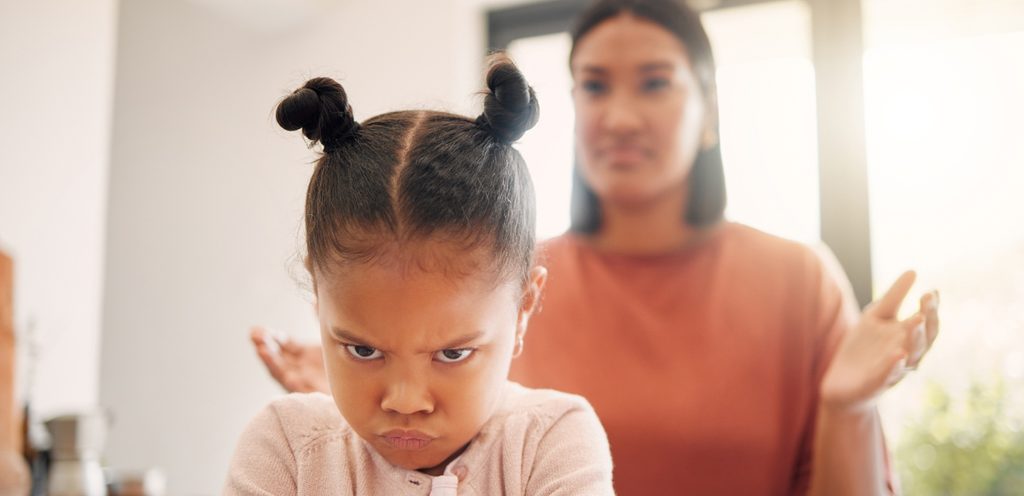 امرأة توبّخ ابنتها وهي غاضبة