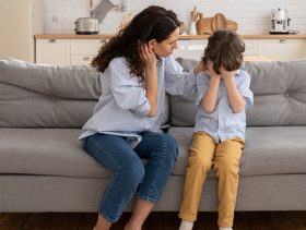 هل العناد طبيعة في طفلك؟ أم طريقة ذكية لطلب الاهتمام؟