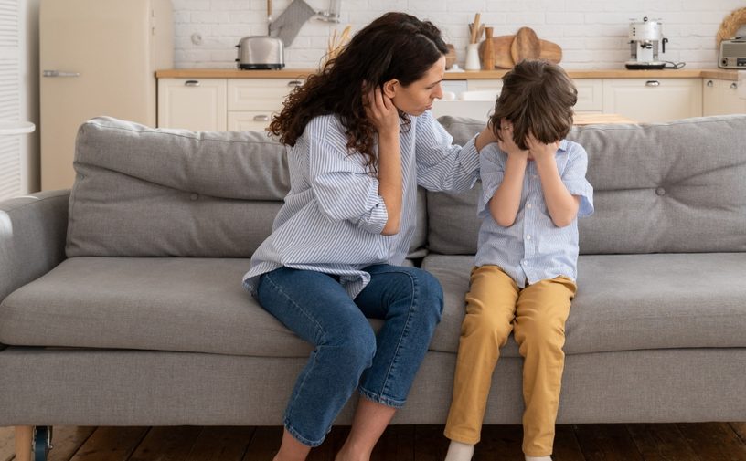 هل العناد طبيعة في طفلك؟ أم طريقة ذكية لطلب الاهتمام؟