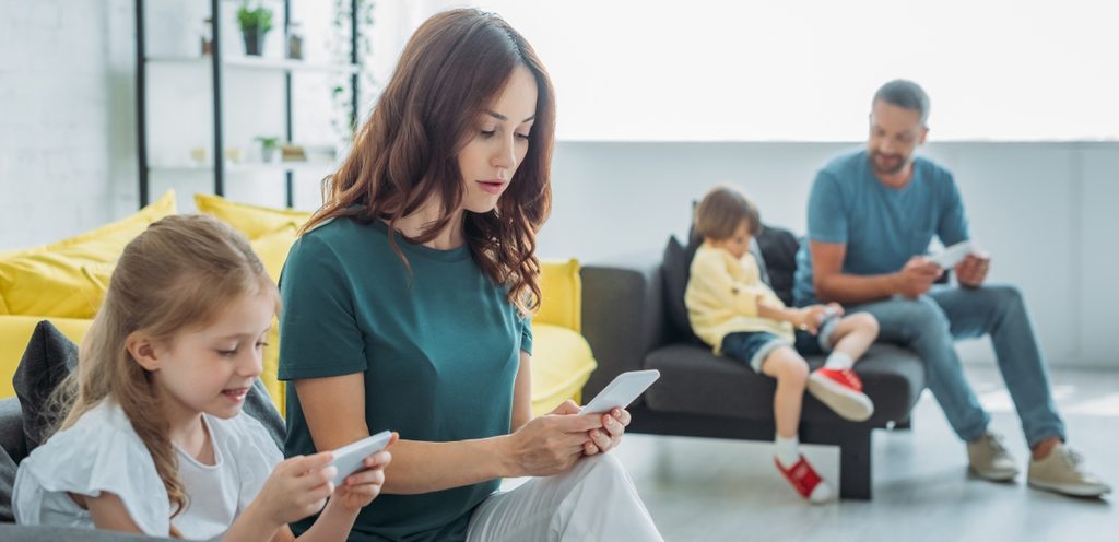 أفراد عائلة يستخدمون الهواتف