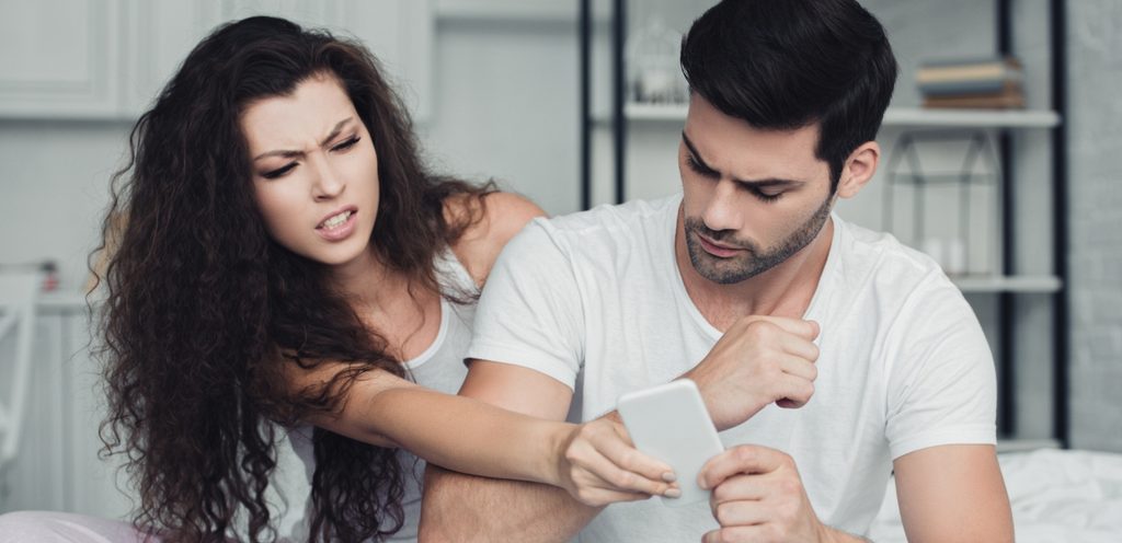 امرأة تسحب جوال زوجها بغضب