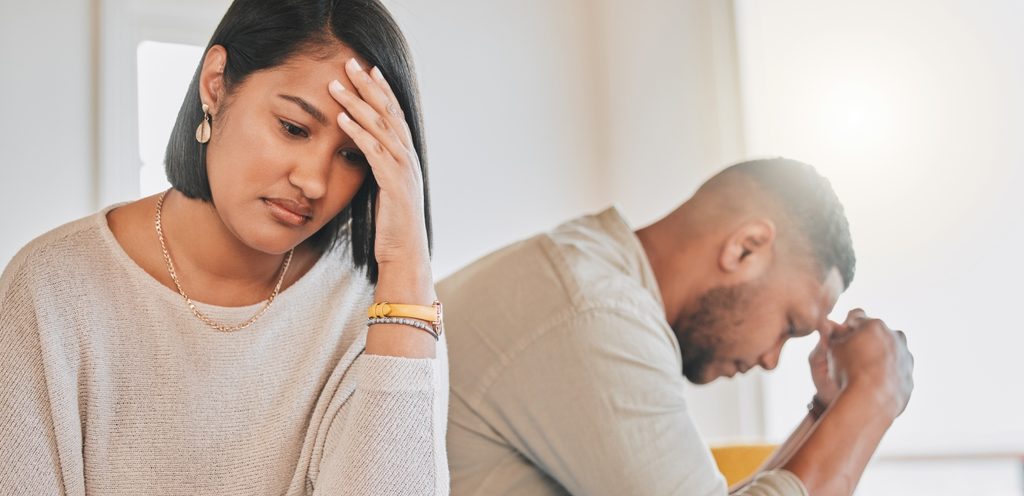 امرأة ورجل حزينان ومتخاصمان