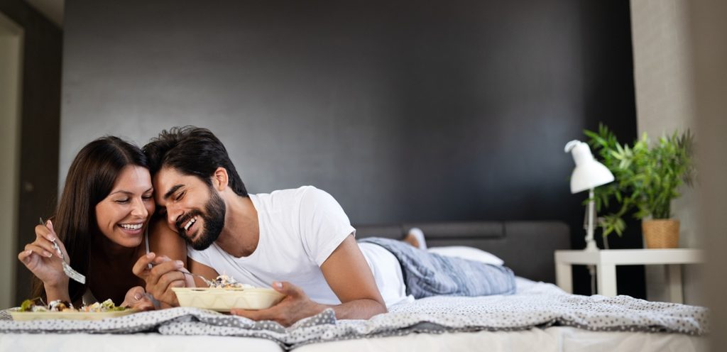 امرأة ورجل سعيدان في السرير