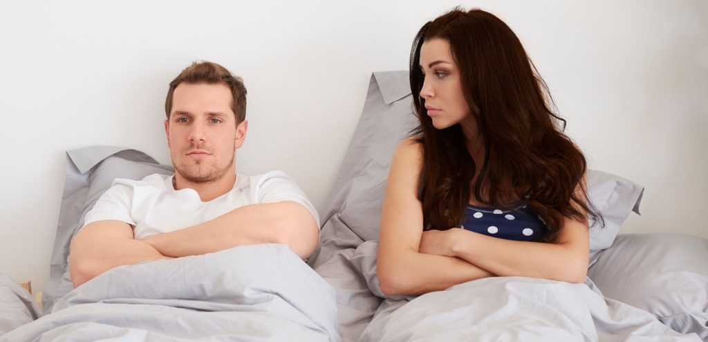 زوجان متخاصمان في السرير
