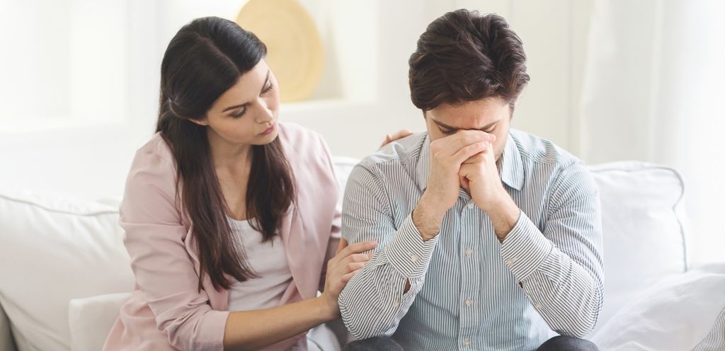 رجل حزين وامرأة تواسيه