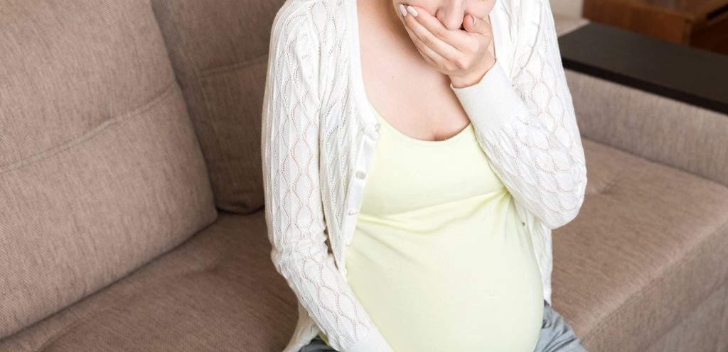امرأة حامل تعاني من الغثيان