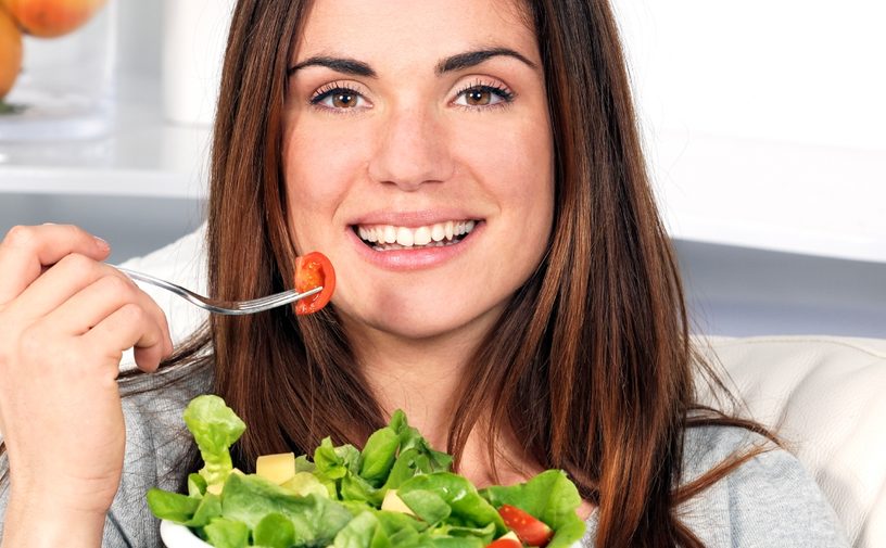 تخلّصي من السموم دون أدوية: مأكولات تعزز صحة الكبد طبيعيًا