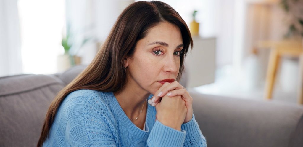 امرأة حزينة