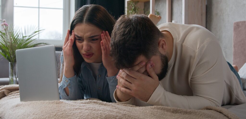 زوجان حزينان