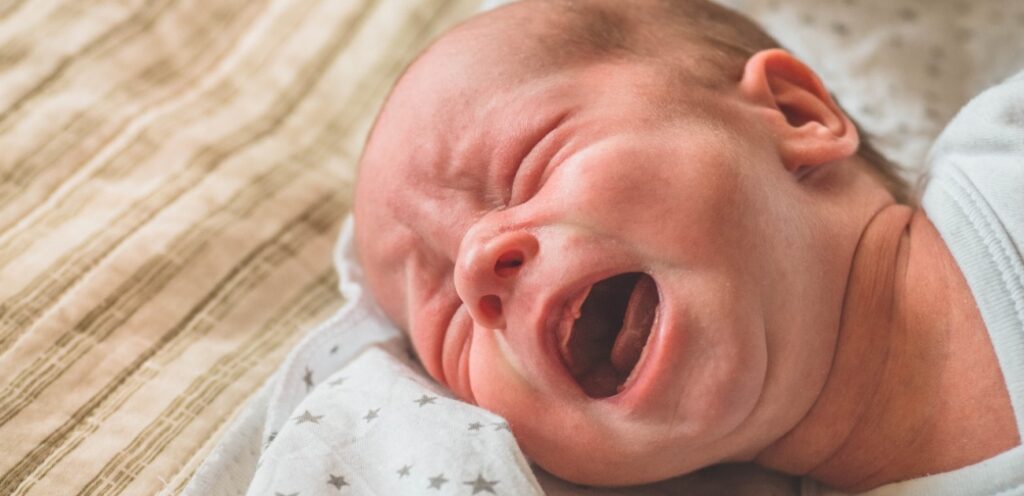 طفل رضيع يبكي