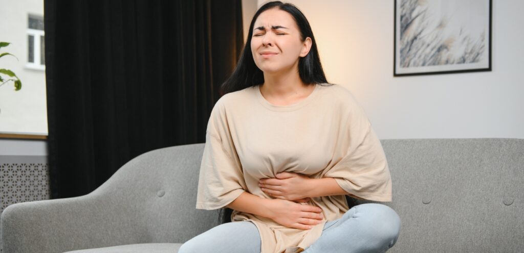 امرأة تعاني من ألم في البطن