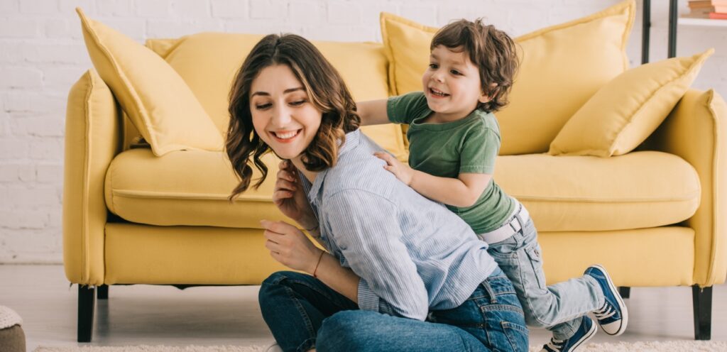 امرأة تلعب مع طفلها بسعادة