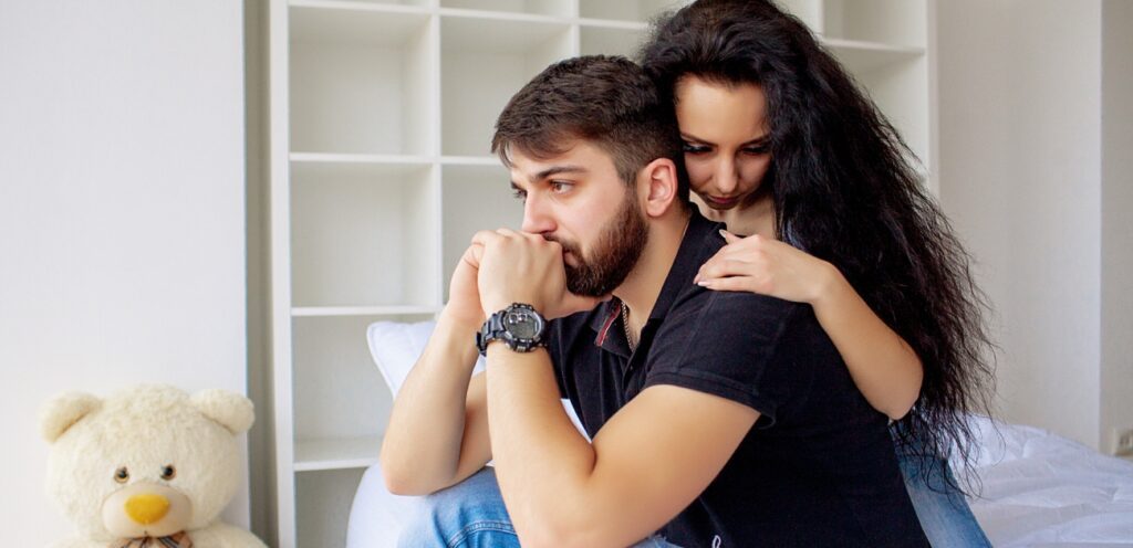 رجل حزين وامرأة تواسيه