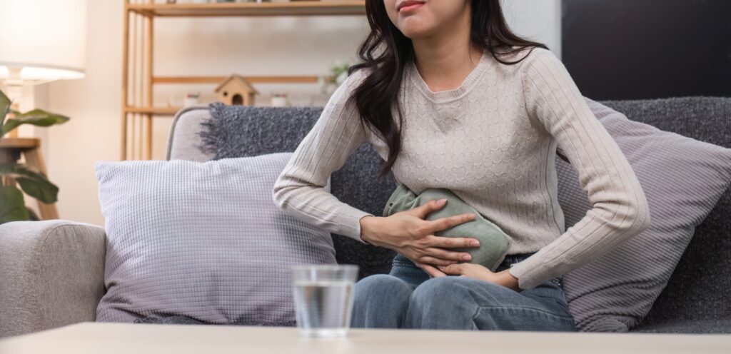 امرأة تعاني من آلام في البطن