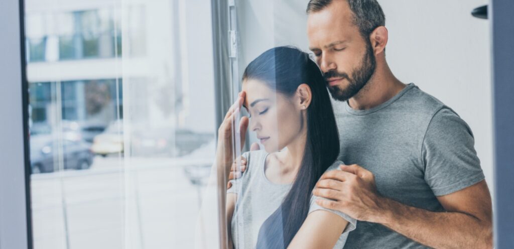 امرأة حزينة وزوجها يواسيها