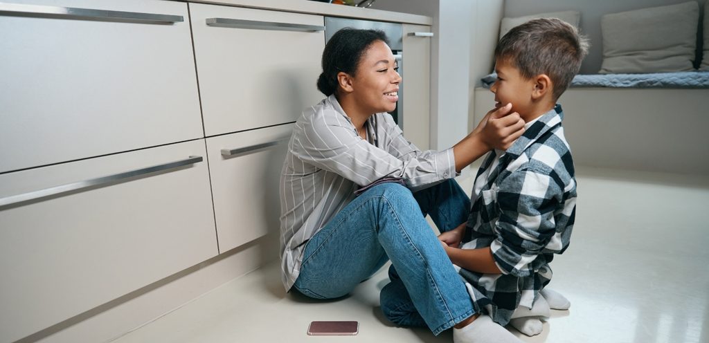 امرأة وطفلها يجلسان على الأرض