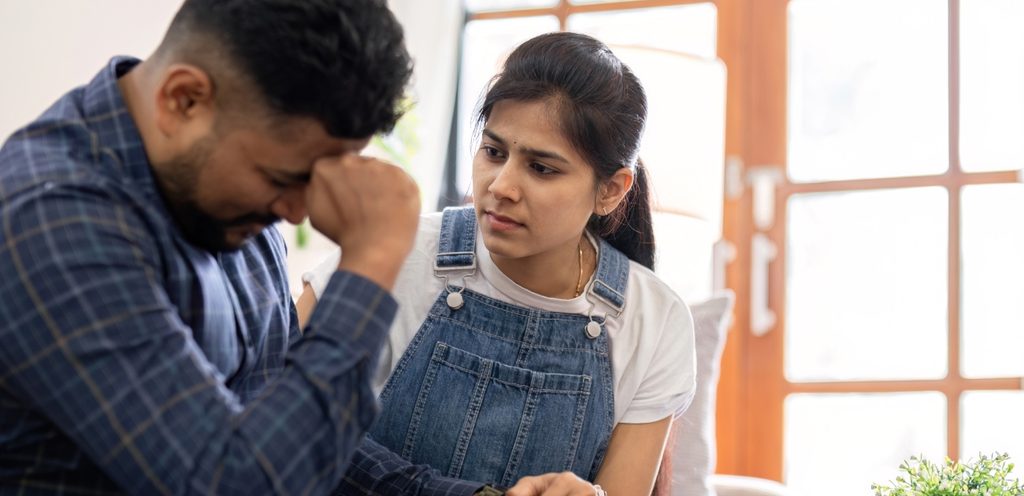 رجل حزين وامرأة تواسيه