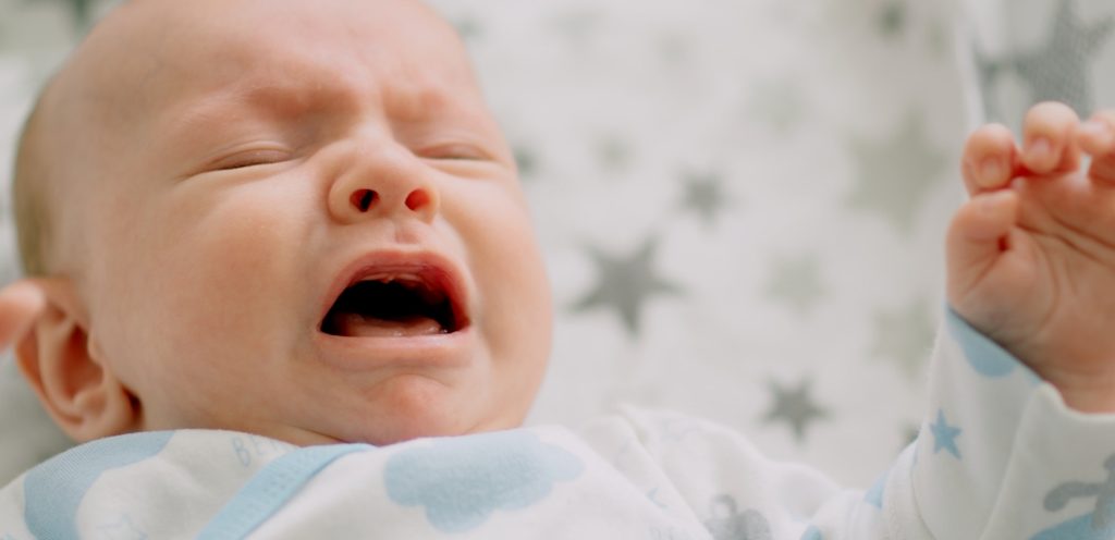 طفل رضيع يبكي وهو نائم
