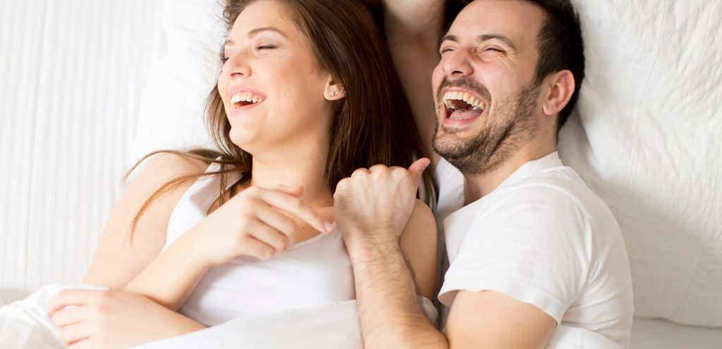 زوجان سعيدان في السرير