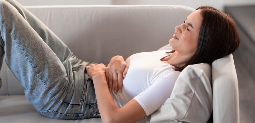 امرأة تعاني من ألم في بطنها