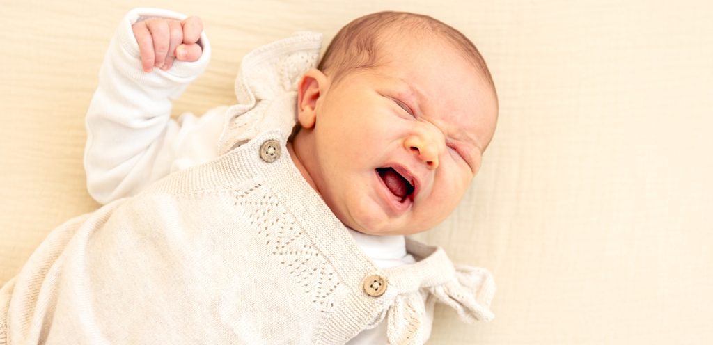طفل رضيع يبكي