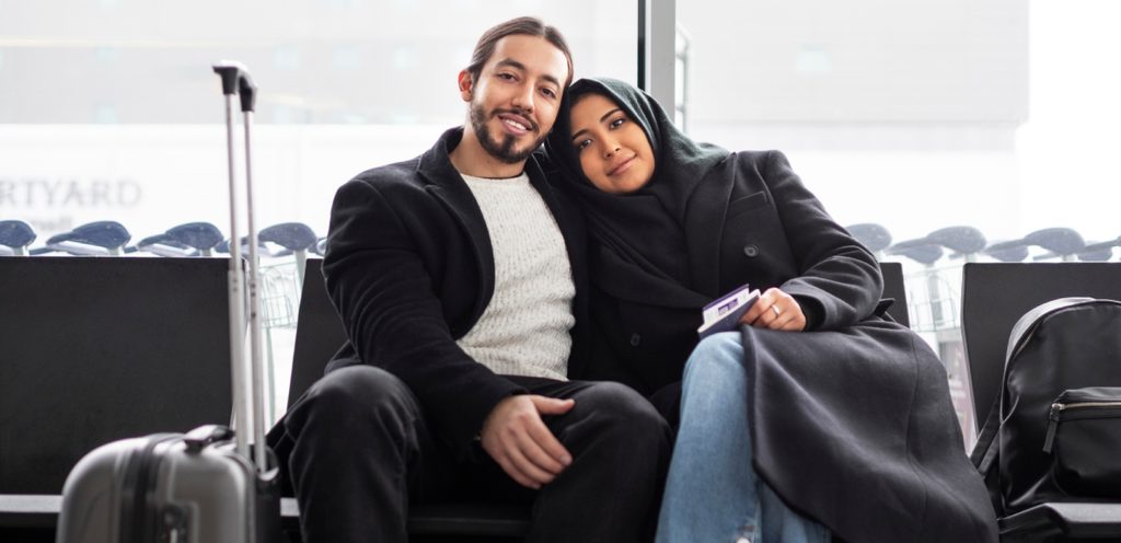 امرأة ورجل في المطار