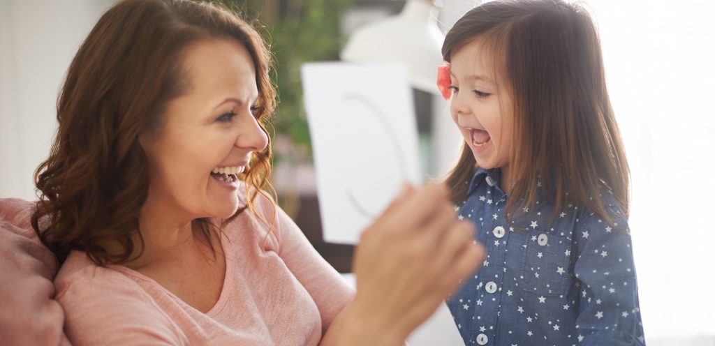 امرأة وطفلتها تضحكان