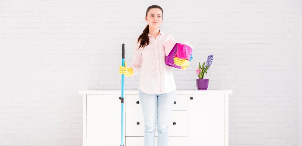 امرأة تنظّف المنزل