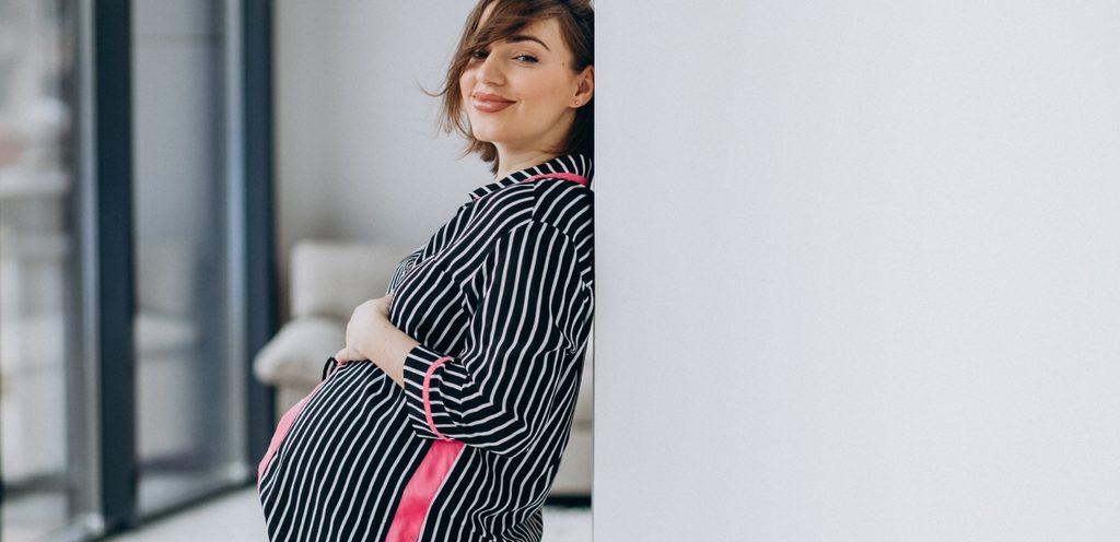 امرأة حامل سعيدة