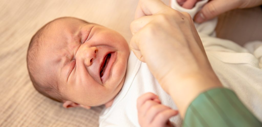طفل رضيع يبكي