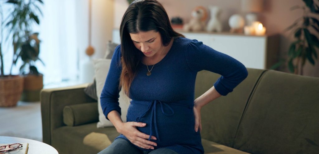 امرأة حامل تشعر بالألم