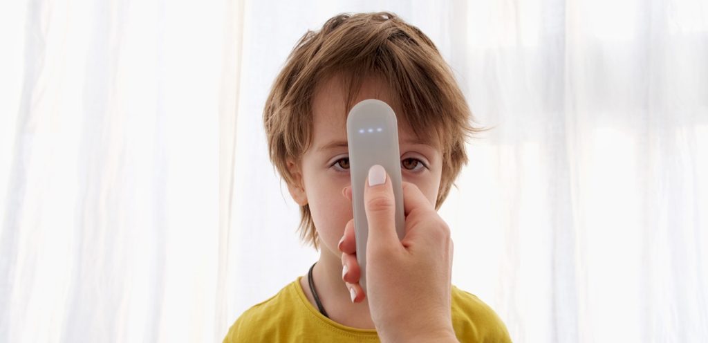 امرأة تقيس حرارة طفلها