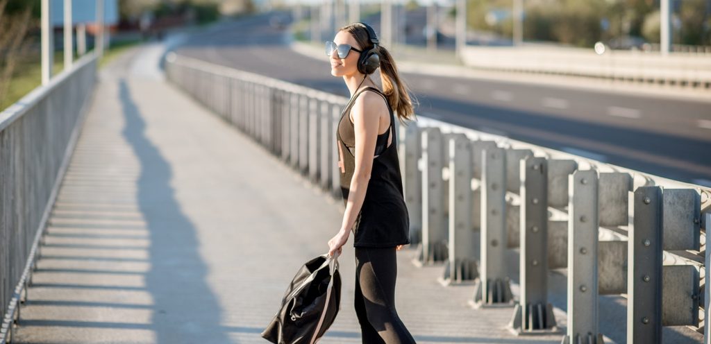 امرأة تمارس رياضة المشي