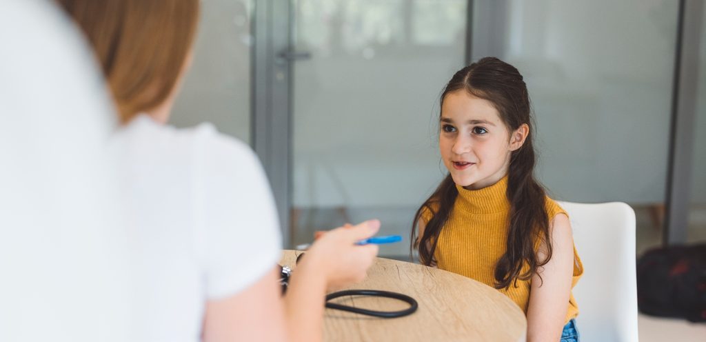 طفلة لدى مختصّة معالجة النطق