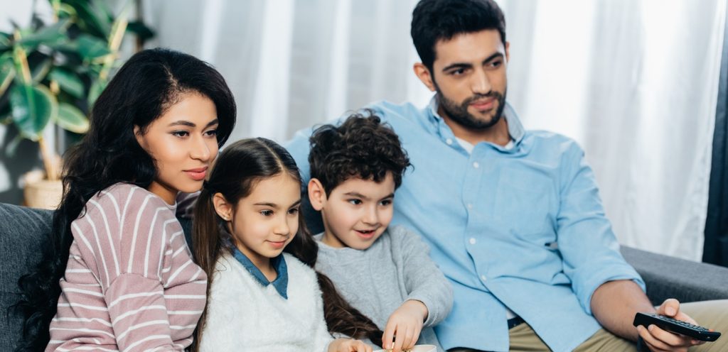 عائلة تشاهد فيلمًا