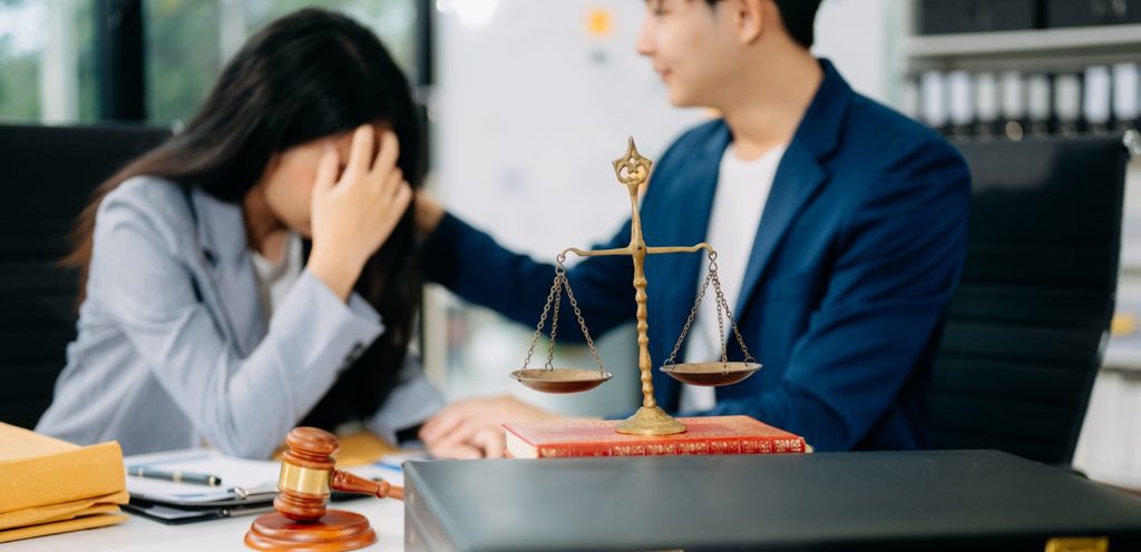 امرأة حزينة لدى المحامي