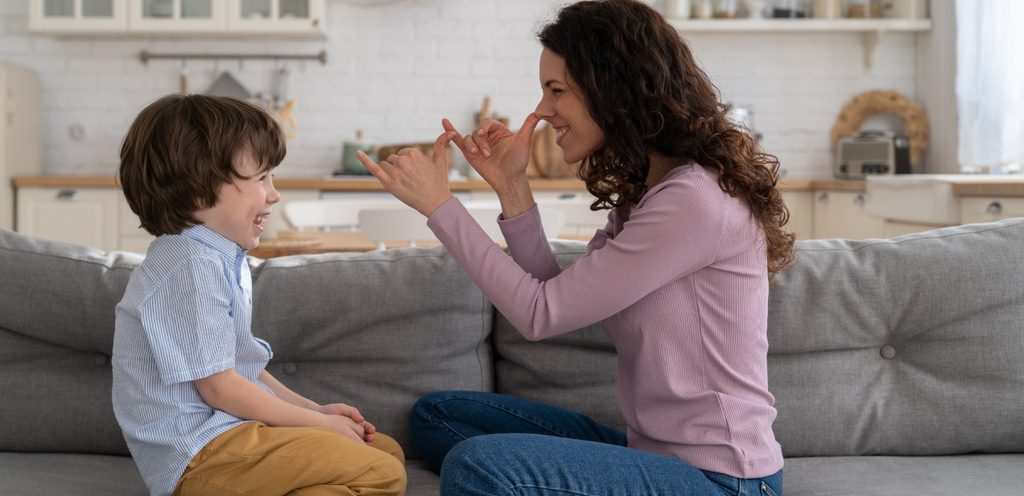 امرأة سعيدة مع طفلها