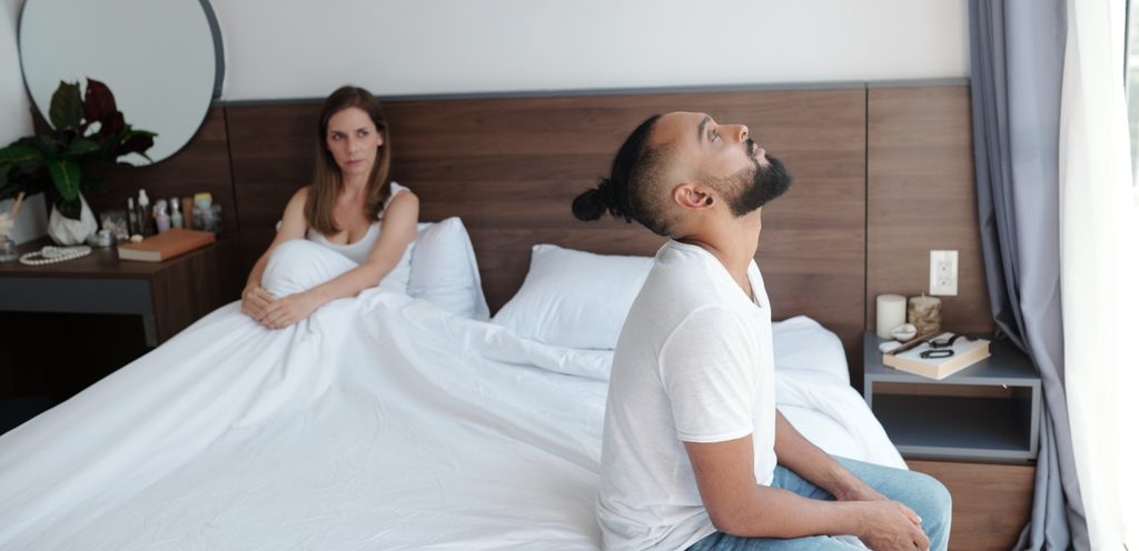 زوجان حزينان في السرير