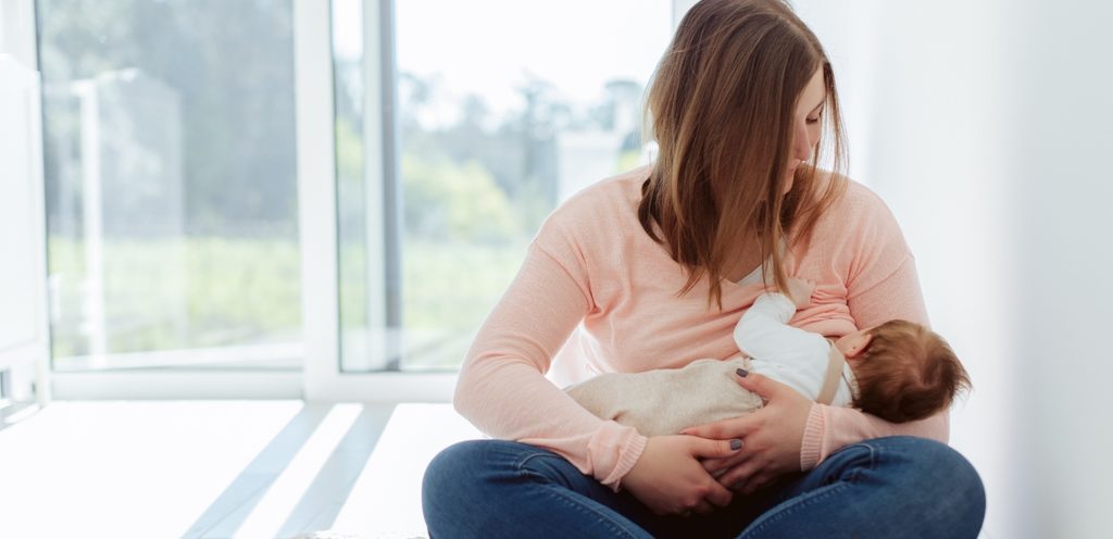 امرأة ترضع طفلها