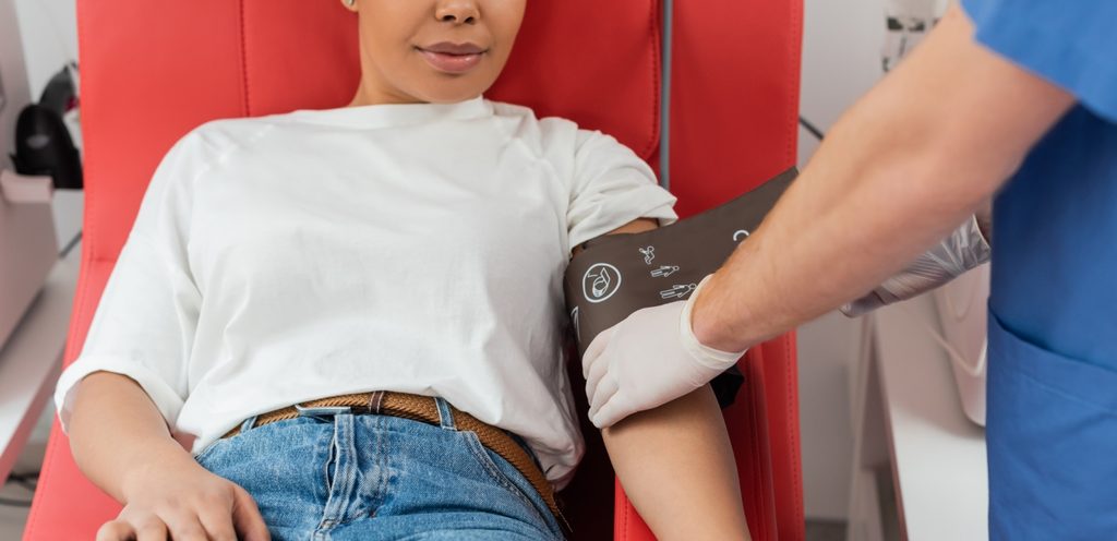 امرأة تقيس معدّل ضغط الدم