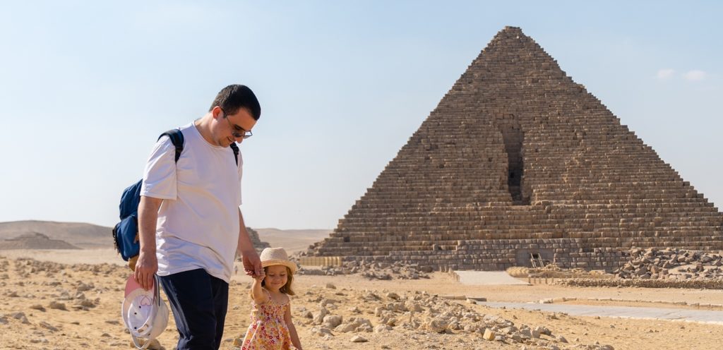 رجل وابنته أمام الأهرامات