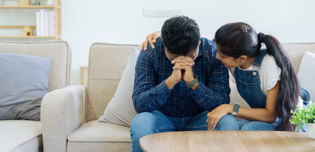 امرأة تواسي زوجها الحزين