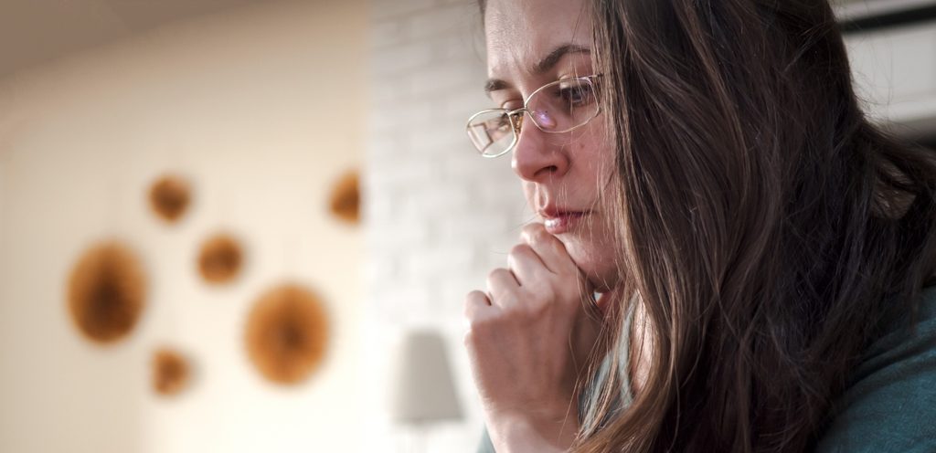 امرأة حزينة