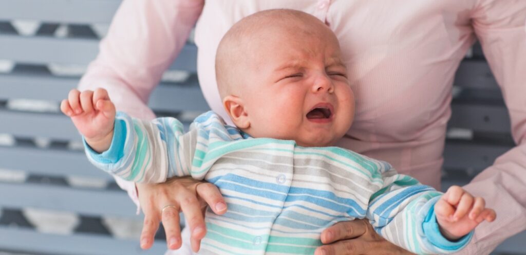 طفل رضيع يبكي