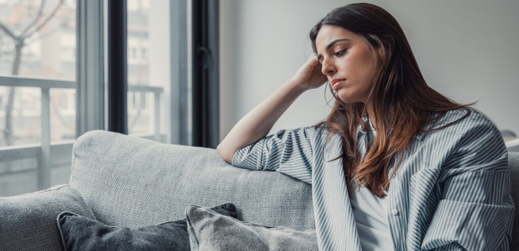 امرأة حزينة