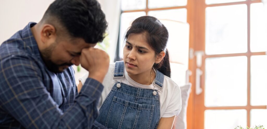 رجل حزين وامرأة تواسيه