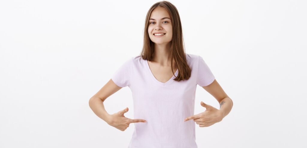 امرأة سعيدة تشير إلى بطنها