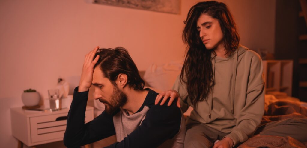 رجل حزين وامرأة تقترب منه