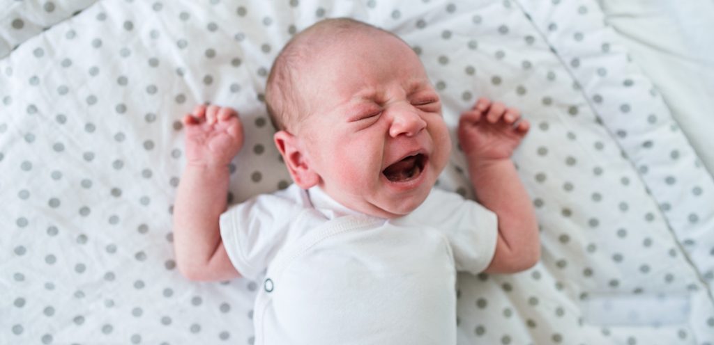 طفل رضيع يبكي وهو نائم